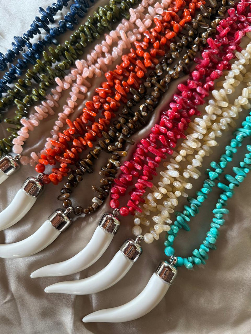 Colar longo Boho Cascalho e Dente escolha sua cor preferida!